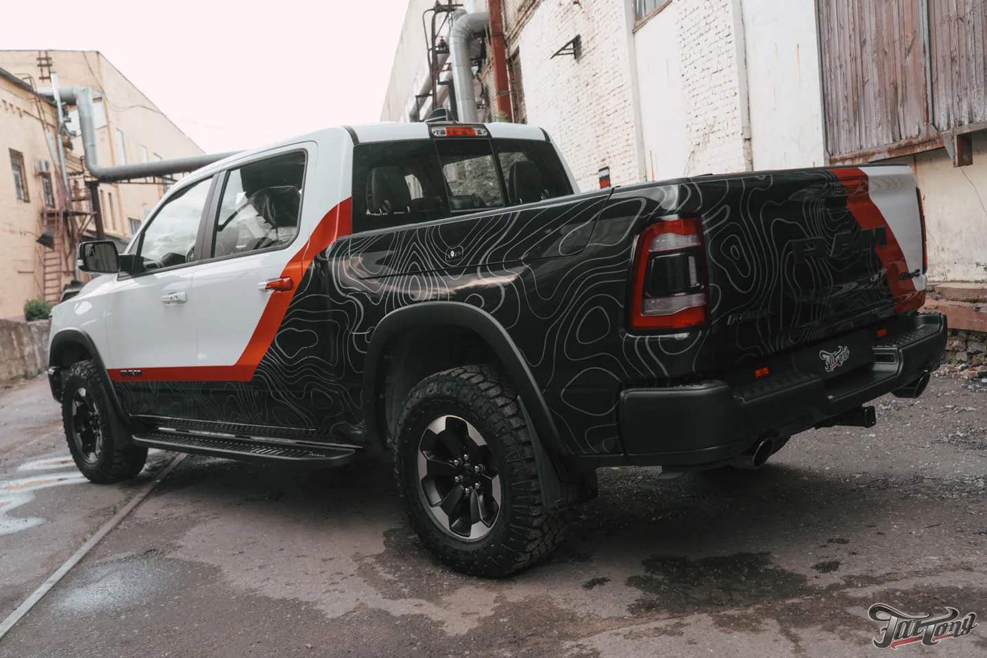 Оклейка в дизайн и защита полиуретаном RAM 1500 Rebel